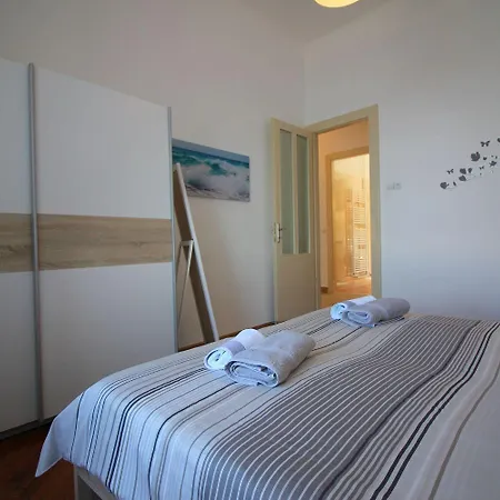 Traumhafte Lage Im Zentrum Von Nur 200 Meter Zum Mit Meerblick Porec