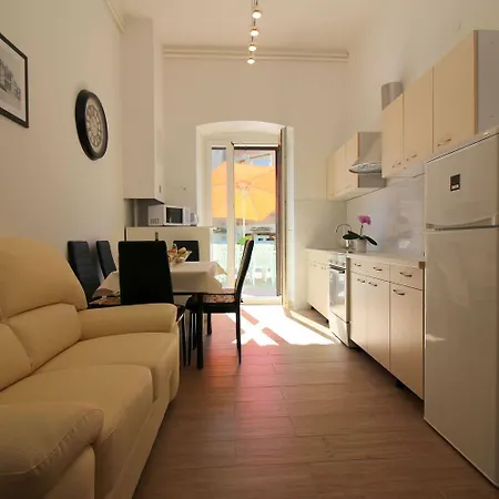 Apartament Traumhafte Lage Im Zentrum Von Nur 200 Meter Zum Mit Meerblick Poreč