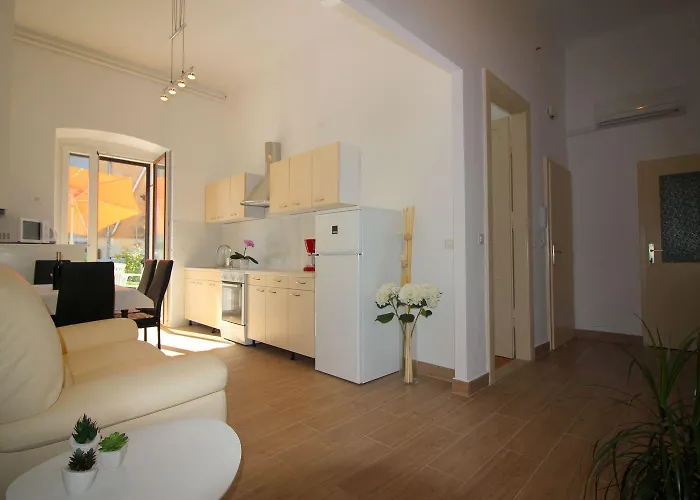 Traumhafte Lage Im Zentrum Von Nur 200 Meter Zum Mit Meerblick Apartament Poreč