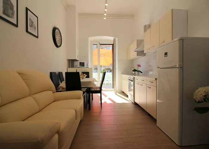 Apartament Traumhafte Lage Im Zentrum Von Nur 200 Meter Zum Mit Meerblick Poreč